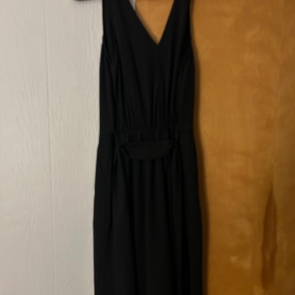 Elegant Black V-Neck Dress - Picture 2 of 3